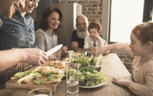 Compulsão Alimentar família comendo juntos